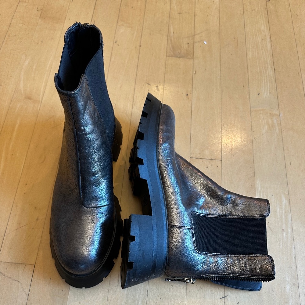 NEW DKNY Sasha Chelsea Lug sole bootie, 10  PG1464 - Picture 2 of 8